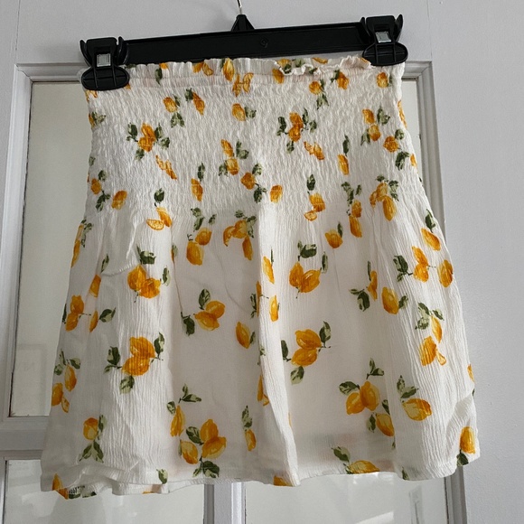 Abercrombie & Fitch AF - Resort Smocked Lemon Ivory Mini Skirt - XS - Picture 8 of 8